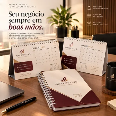 Agenda 2027 e dois calendários de mesa personalizados com a marca de um escritório de contabilidade, sobre a mesa