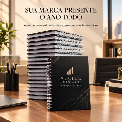 Pilha de agendas personalizadas com a marca de um escritório de contabilidade, sobre a mesa de um escritório