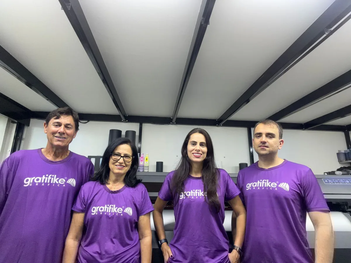 Os fundadores da Gratifike na produção, de camiseta da empresa